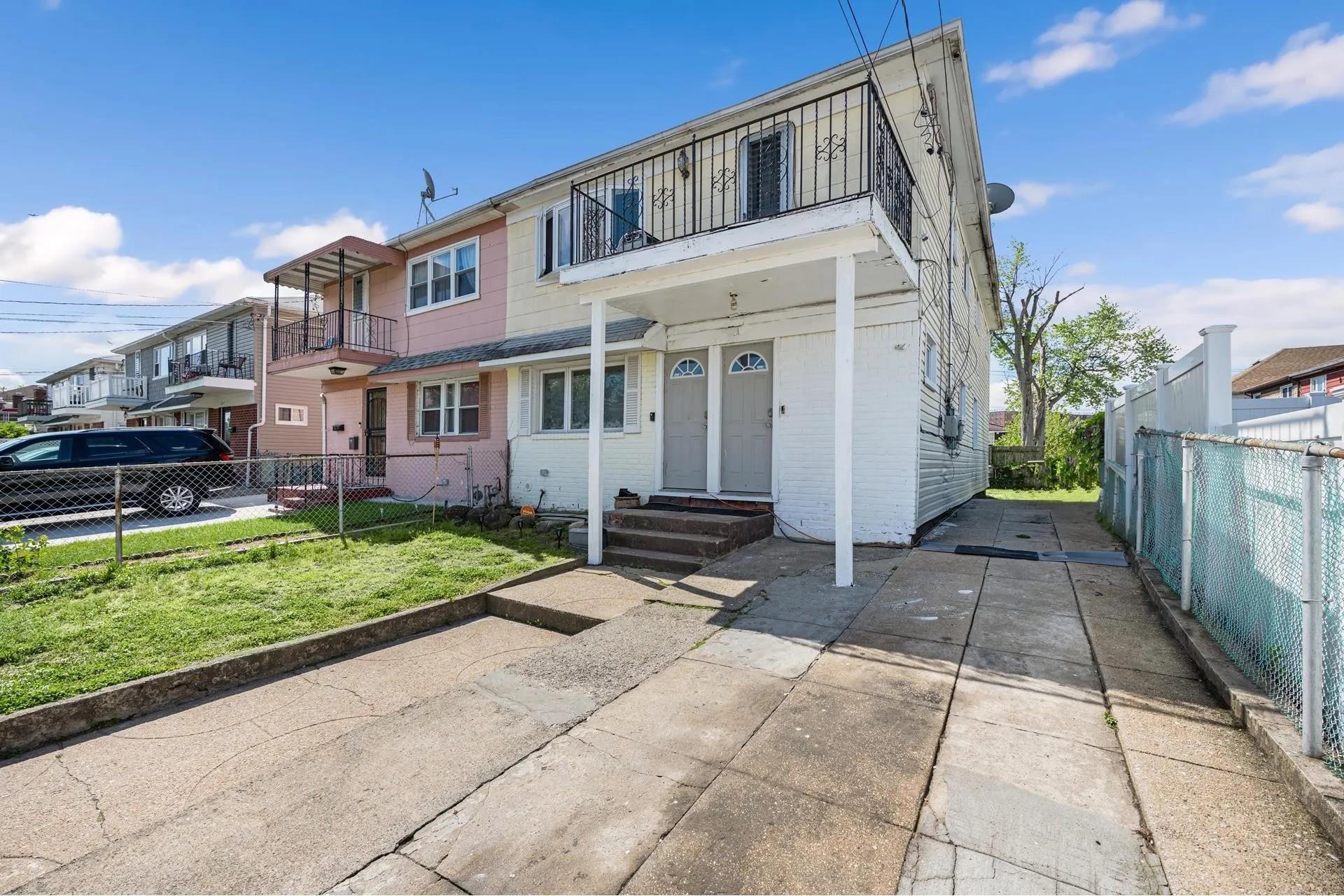 #2 photo, 6953 Thursby Avenue, كوينز Arverne , NY 11692