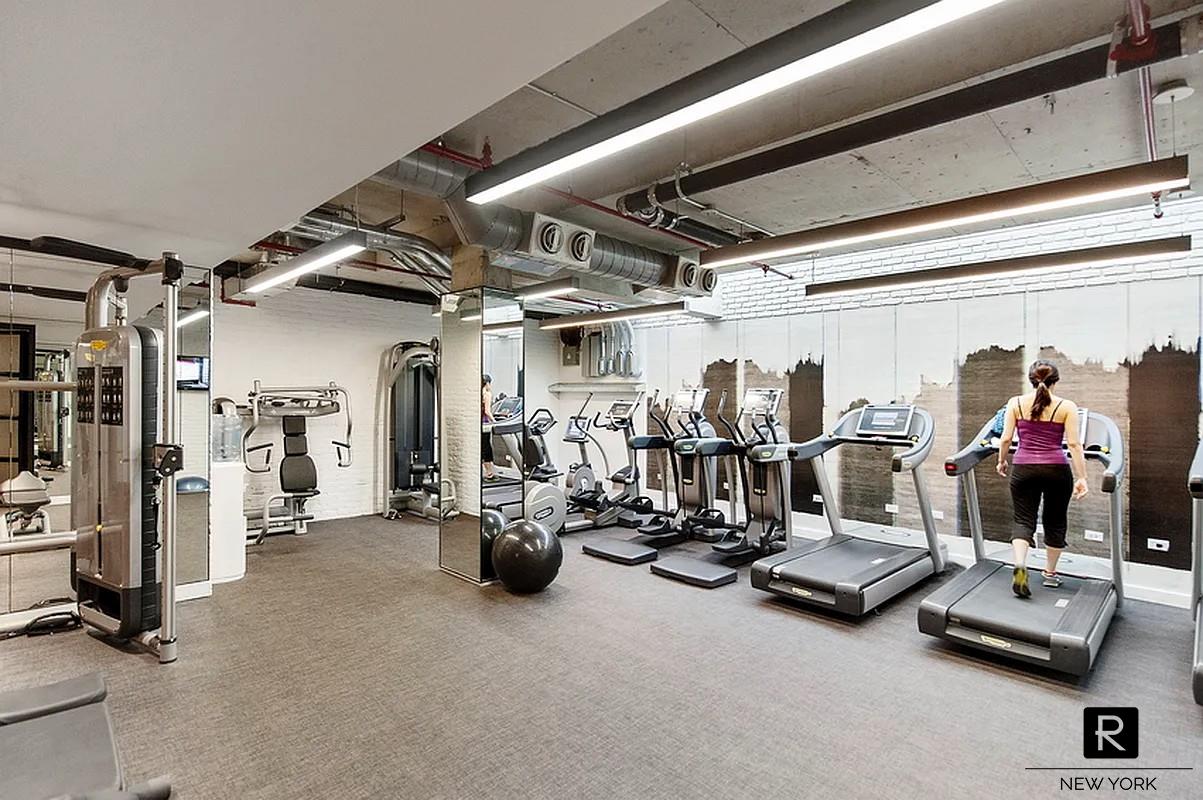 #12 photo, 211 E 13th Street, マンハッタン E. Greenwich Village , NY 10003