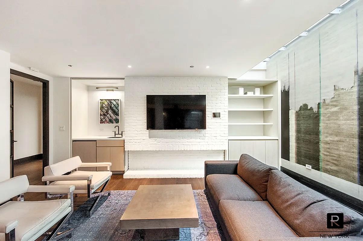 #13 photo, 211 E 13th Street, マンハッタン E. Greenwich Village , NY 10003