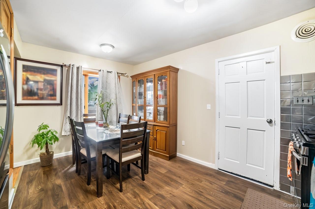 #6 photo, 81-56 264th Street, Glen Oaks , NY 11004