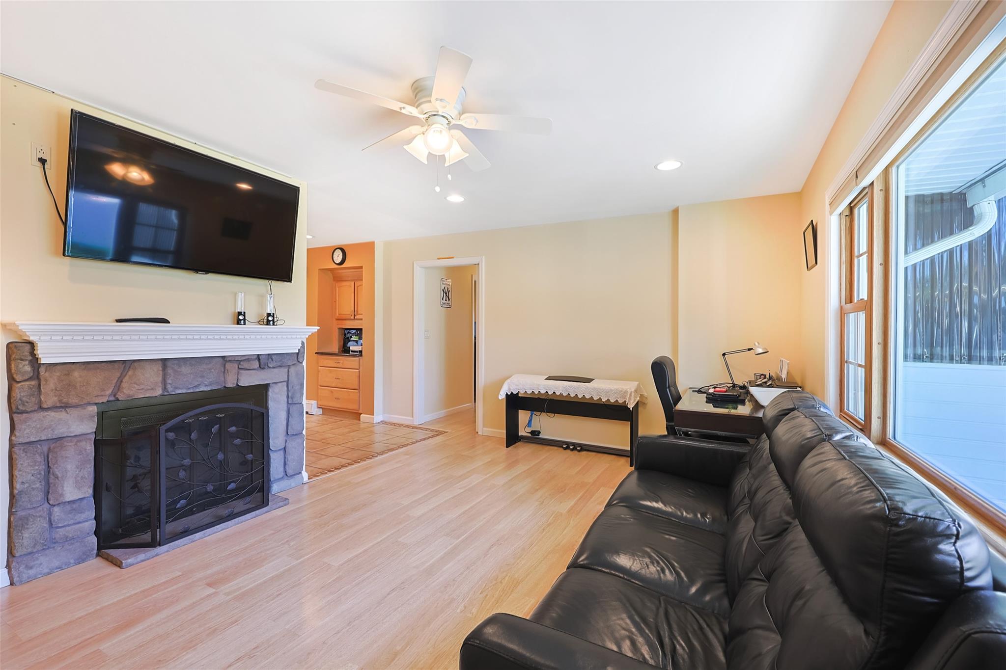 #10 photo, 4 Wagon Lane, Levittown , NY 11756