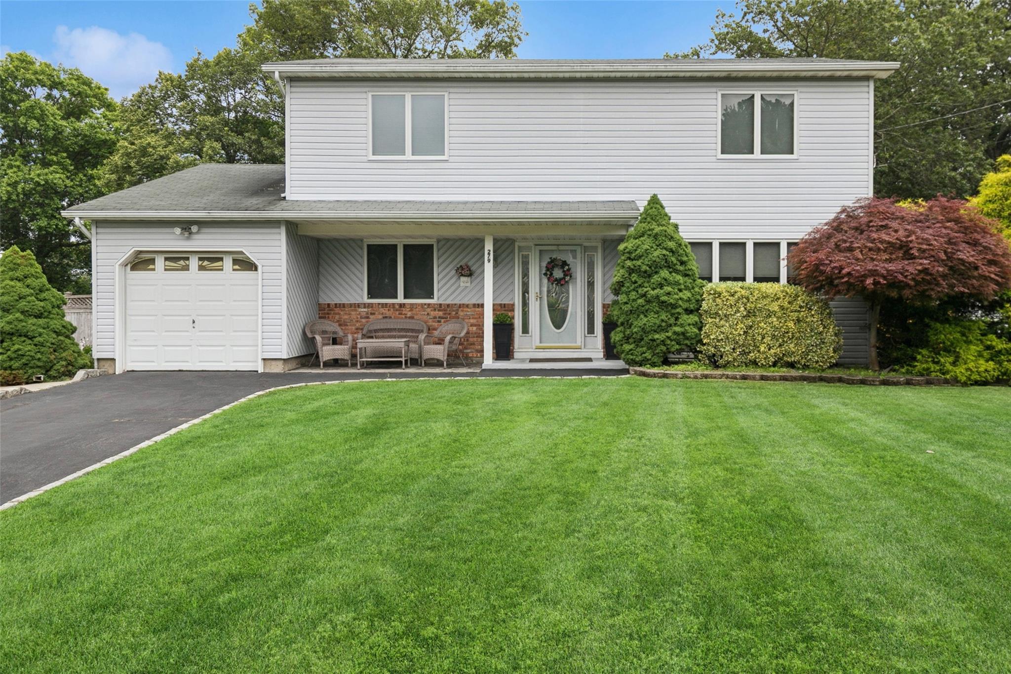 #1 photo, 279 Avenue B, Ronkonkoma , NY 11779