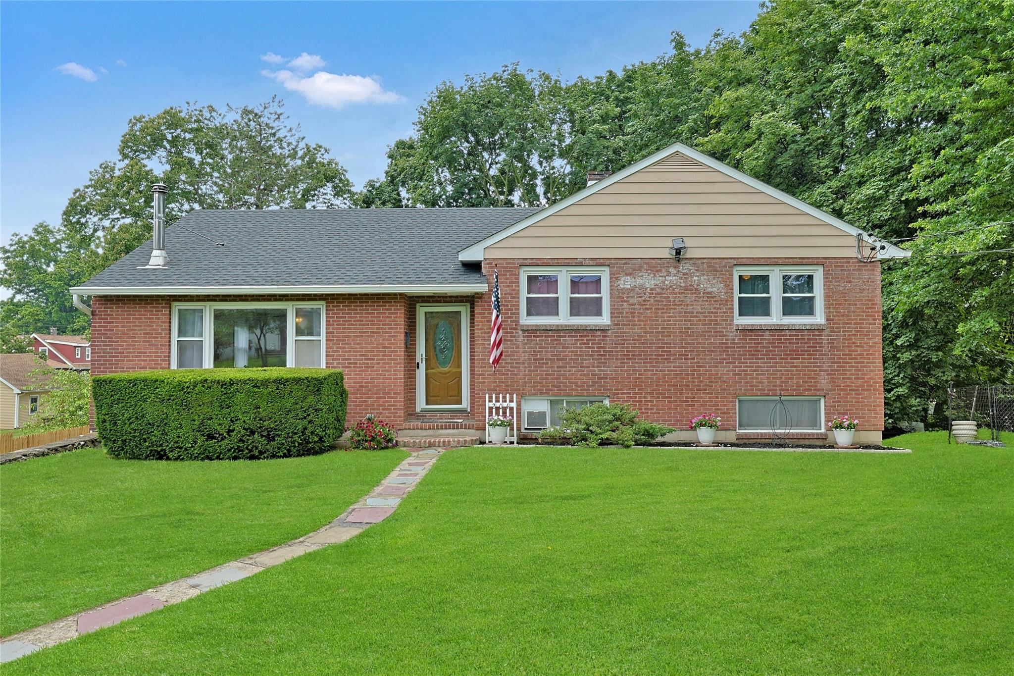 #1 photo, 204 Seward Street, Buchanan , NY 10511