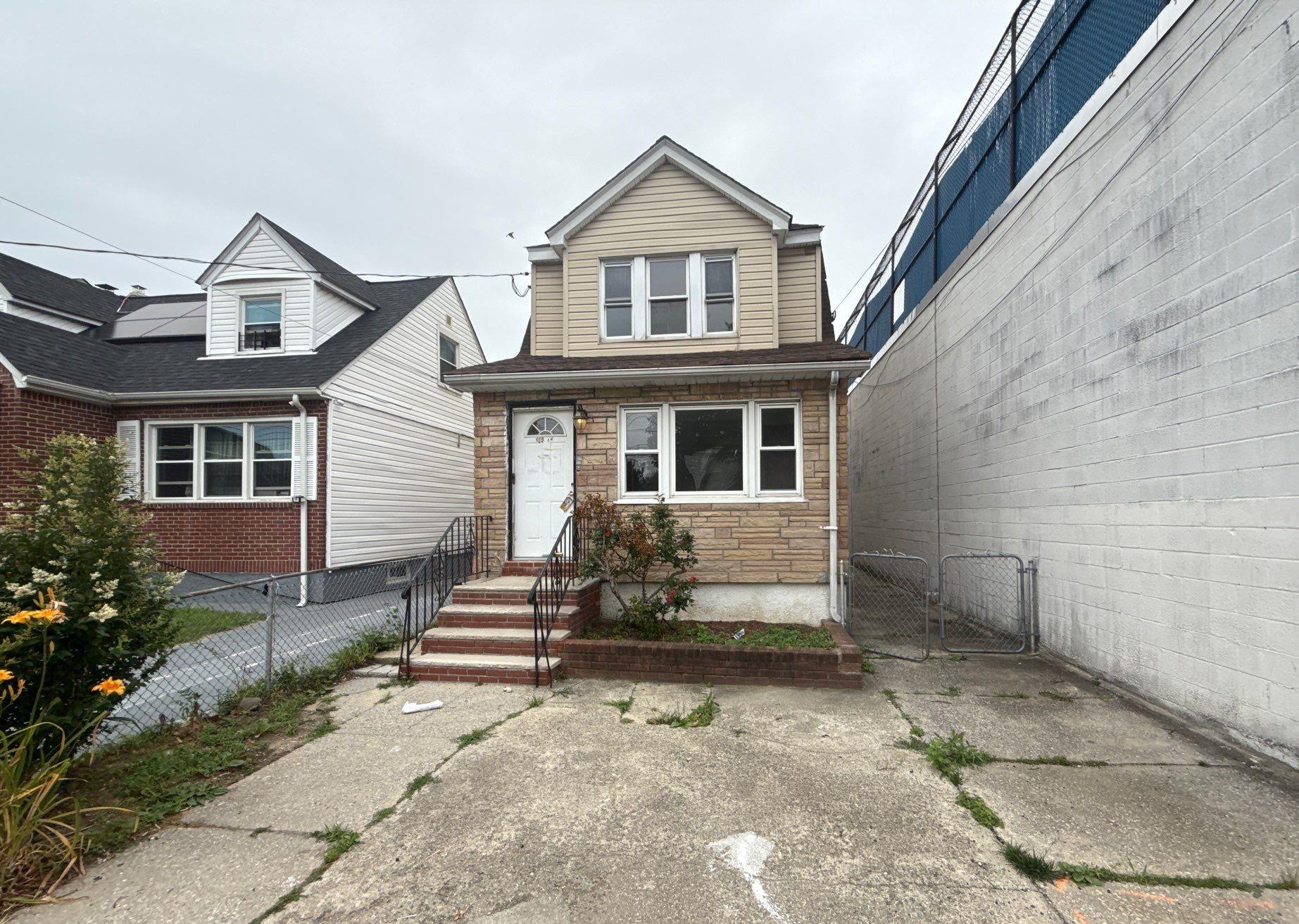 #1 photo, 116-45 195th Street, Saint Albans , NY 11412