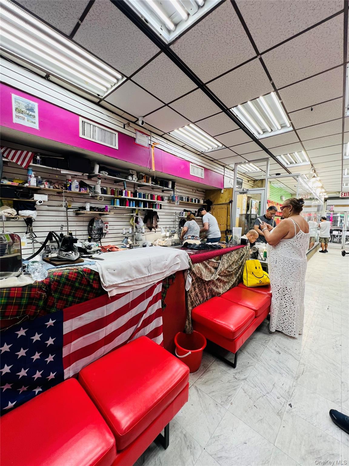 #3 photo, 82-07 Roosevelt Avenue, クイーンズ区 Jackson Heights , NY 11372