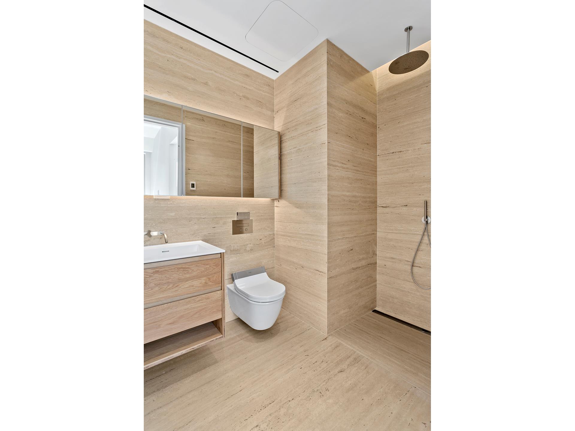 #5 photo, 32 E 1ST Street, マンハッタン East Village , NY 10003