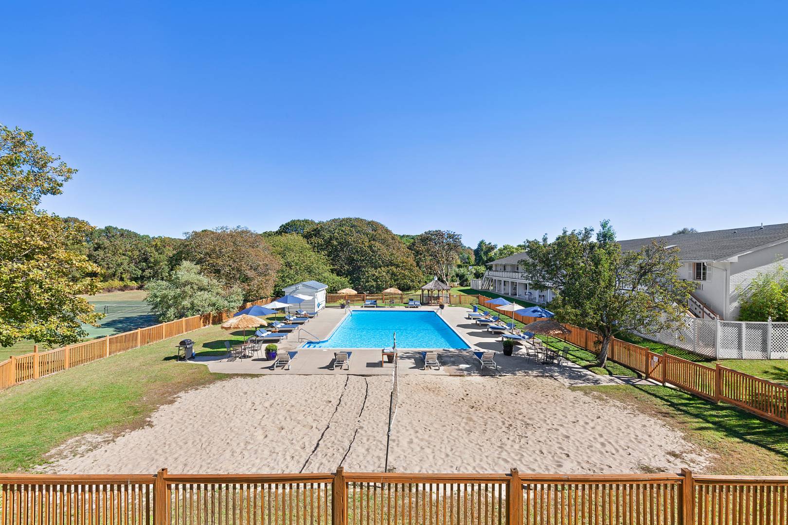 #13 photo, 1655 County Road 39, サフォーク郡 Southampton , NY 11968