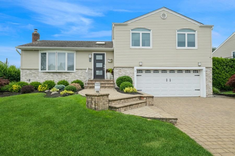 #1 photo, 17 Keswick Lane, Plainview , NY 11803