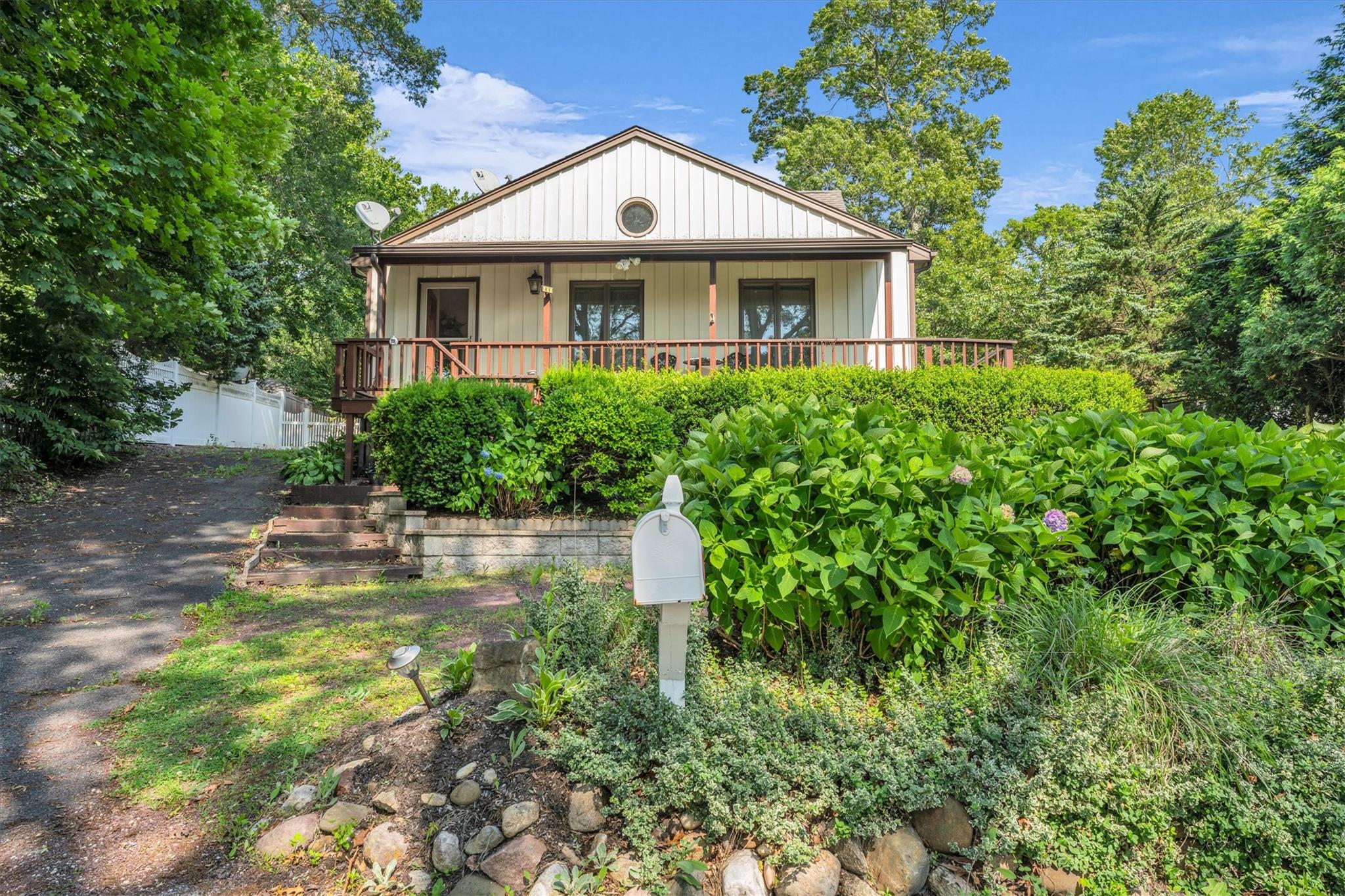 #1 photo, 41 Tyler Avenue, 東長島 Sound Beach , NY 11789