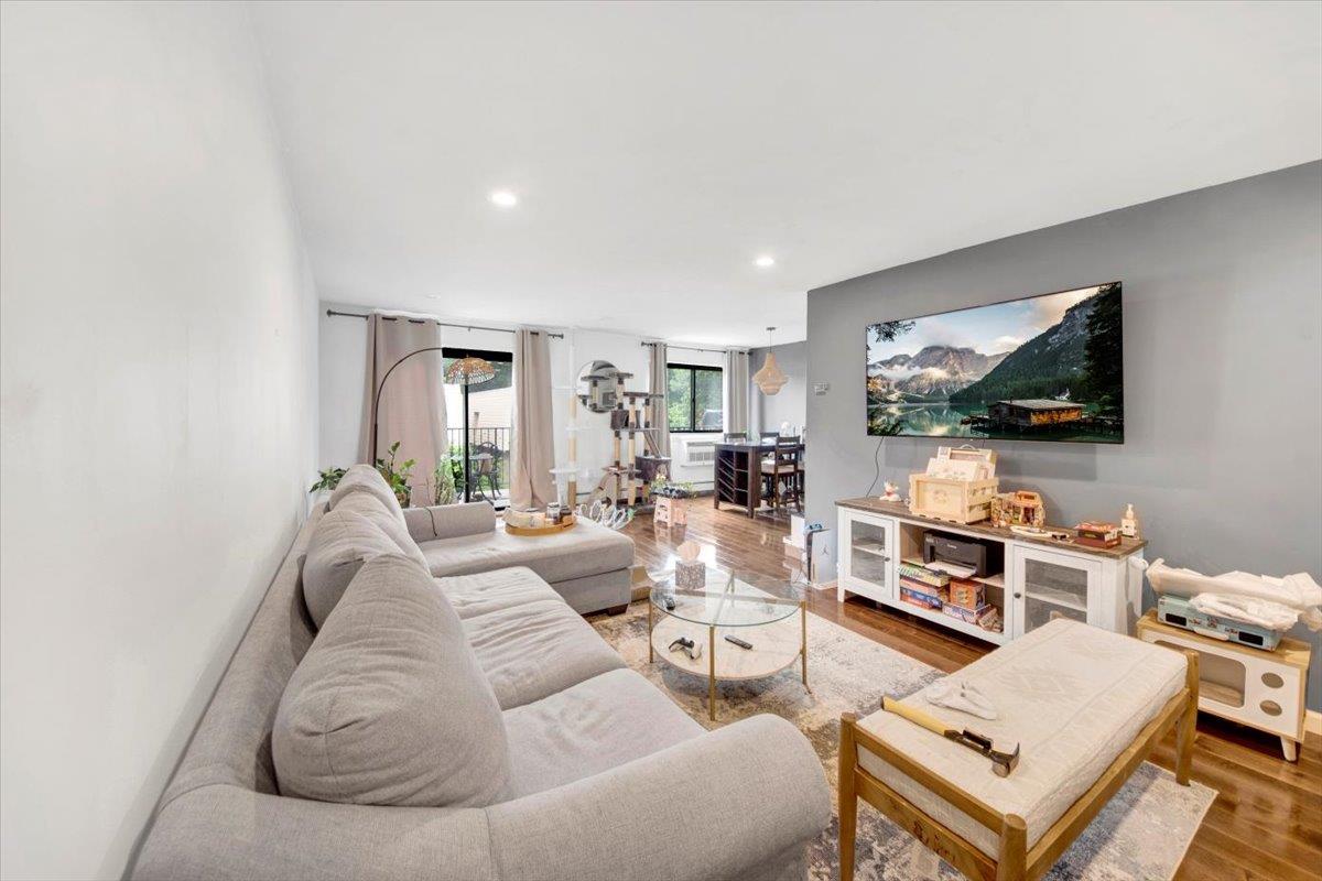 #1 photo, 348 Central Park Avenue, Scarsdale , NY 10583
