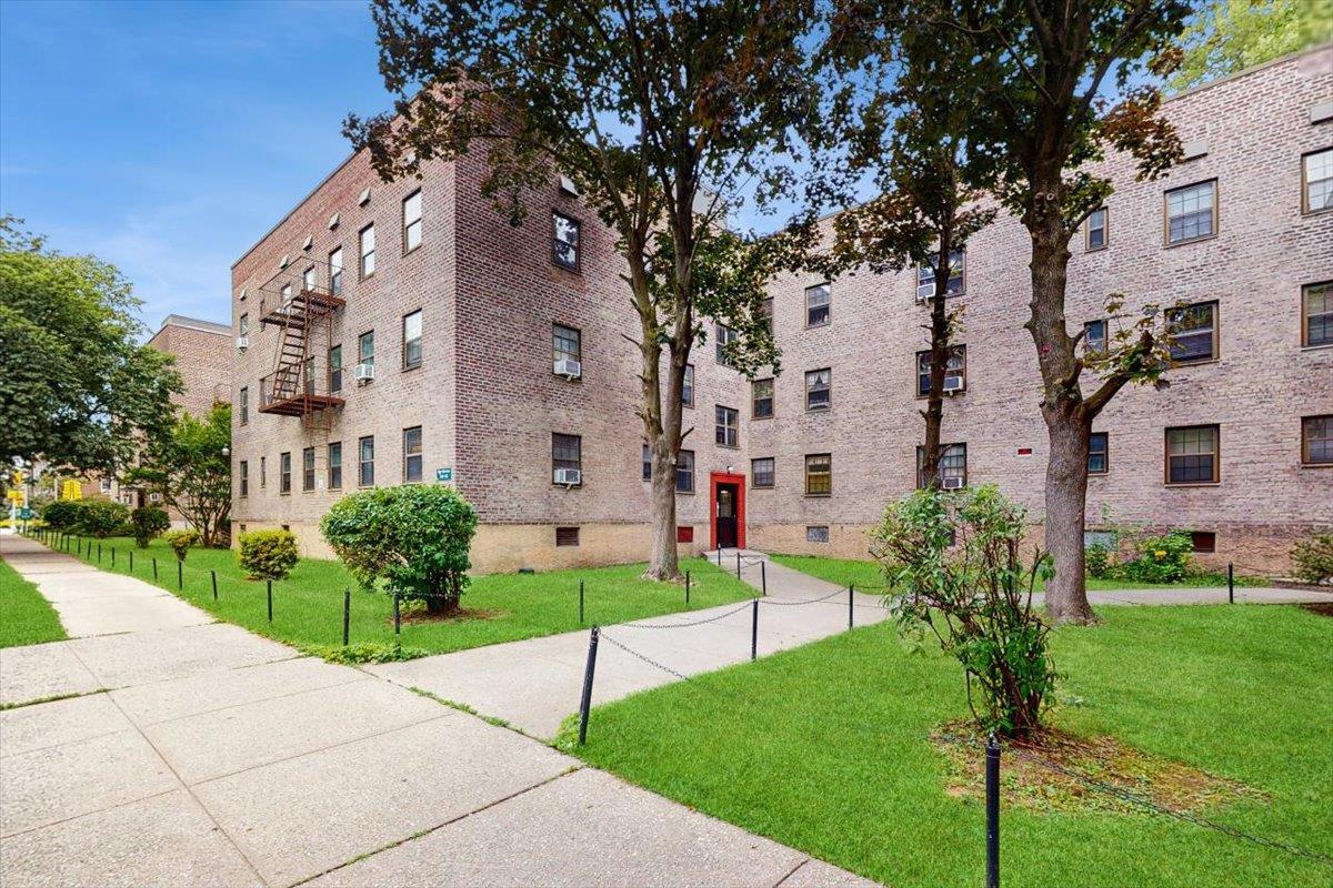 #2 photo, 144-15 78th Rd, クイーンズ区 Kew Garden Hills , NY 11367