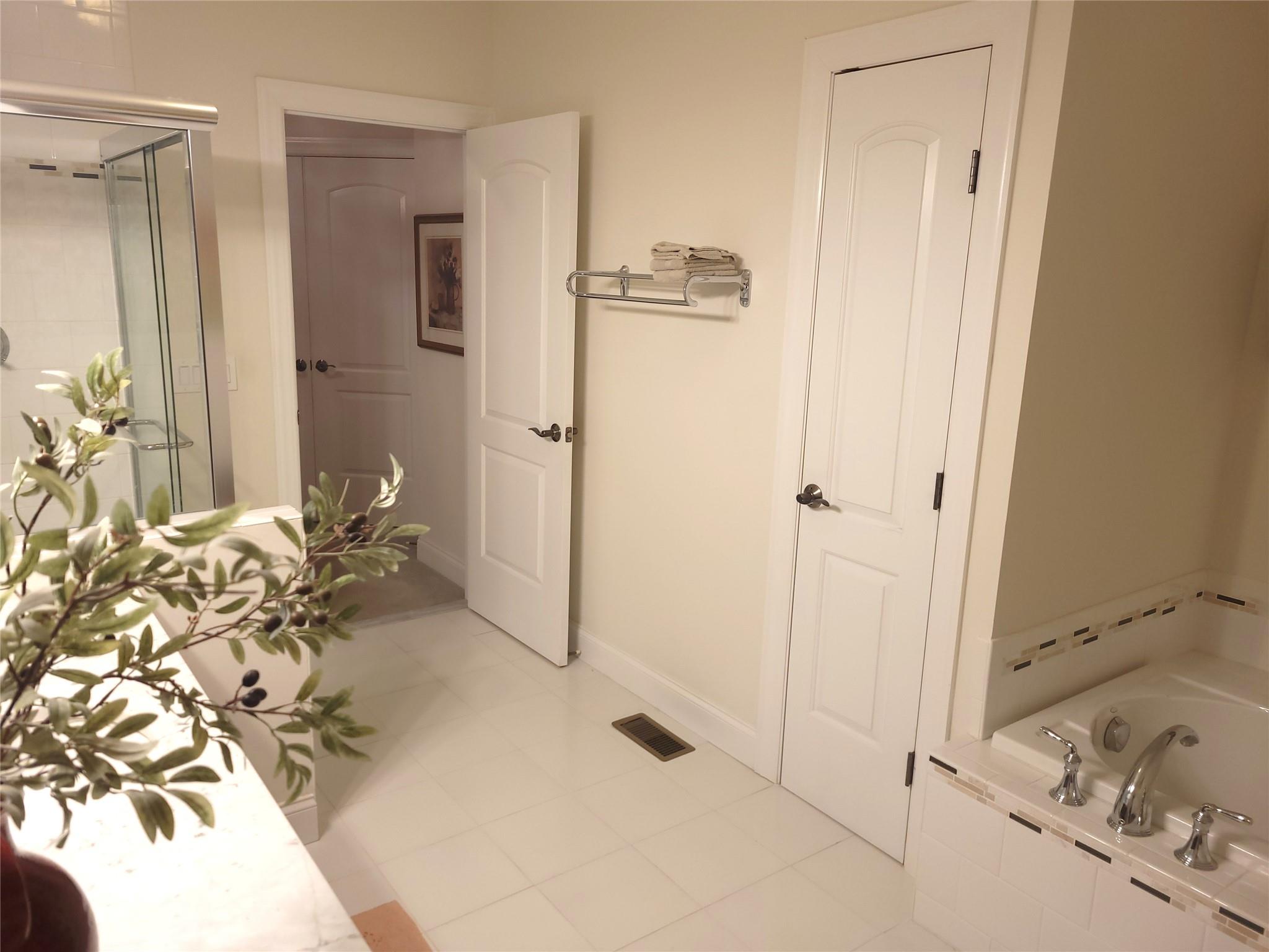 #12 photo, 4 Toni Court, 東長島 Center Moriches , NY 11934