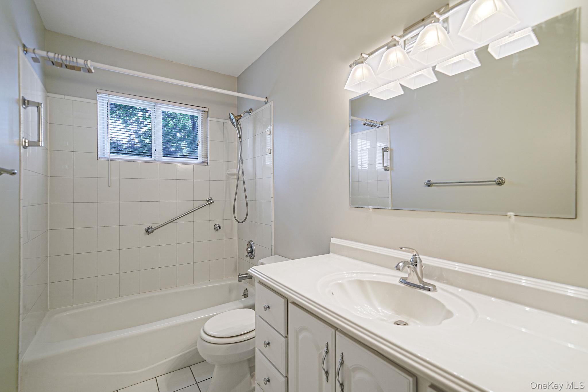 #17 photo, 708 Bohemia Parkway, サフォーク郡 Sayville , NY 11782