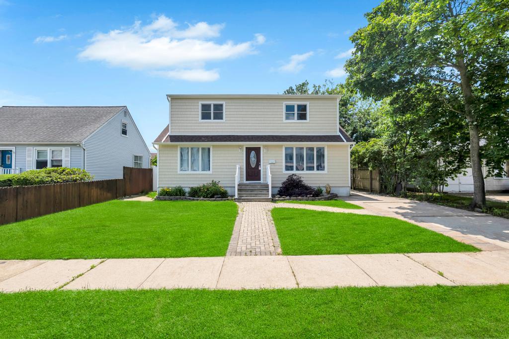 #1 photo, 581 S 14th Street, 東長島 Lindenhurst , NY 11757