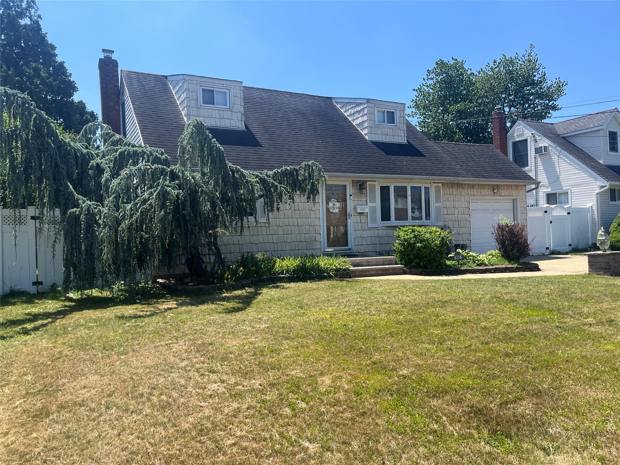 #1 photo, 126 Lambert Avenue, ناسو Farmingdale , NY 11735