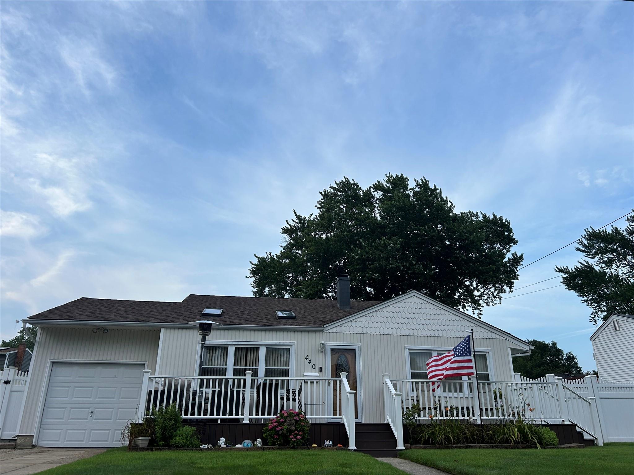 #1 photo, 440 N Monroe Avenue, 東長島 Lindenhurst , NY 11757