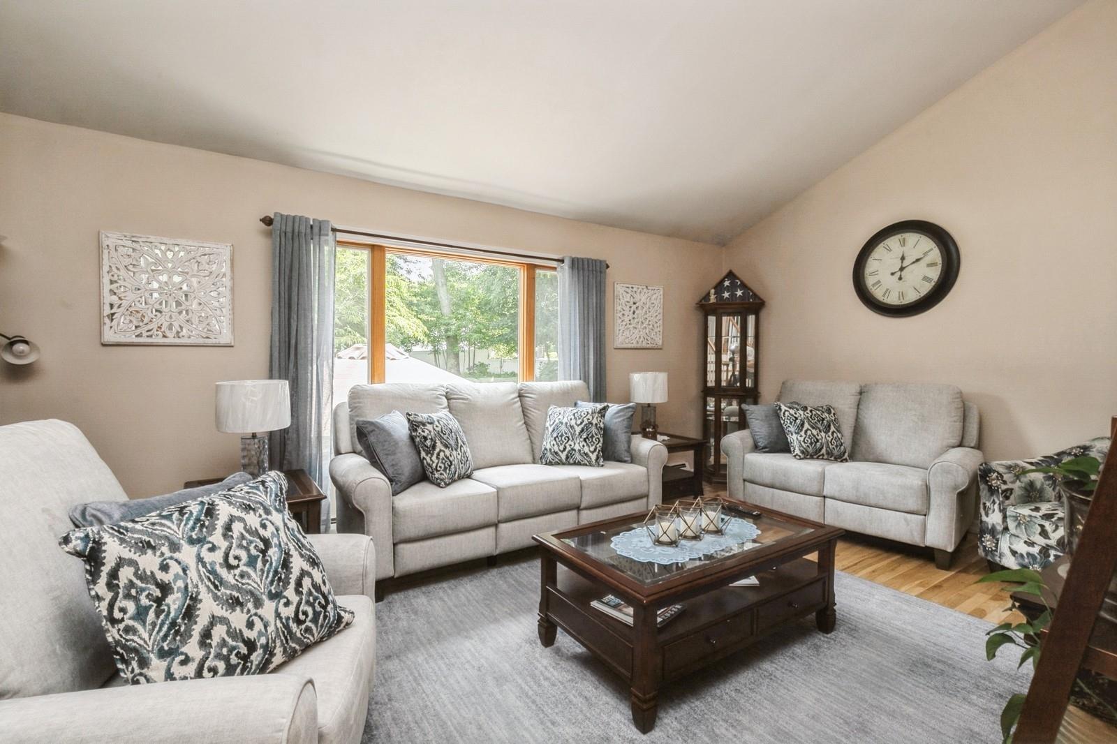 #17 photo, 30 Dale Lane, Hauppauge , NY 11788