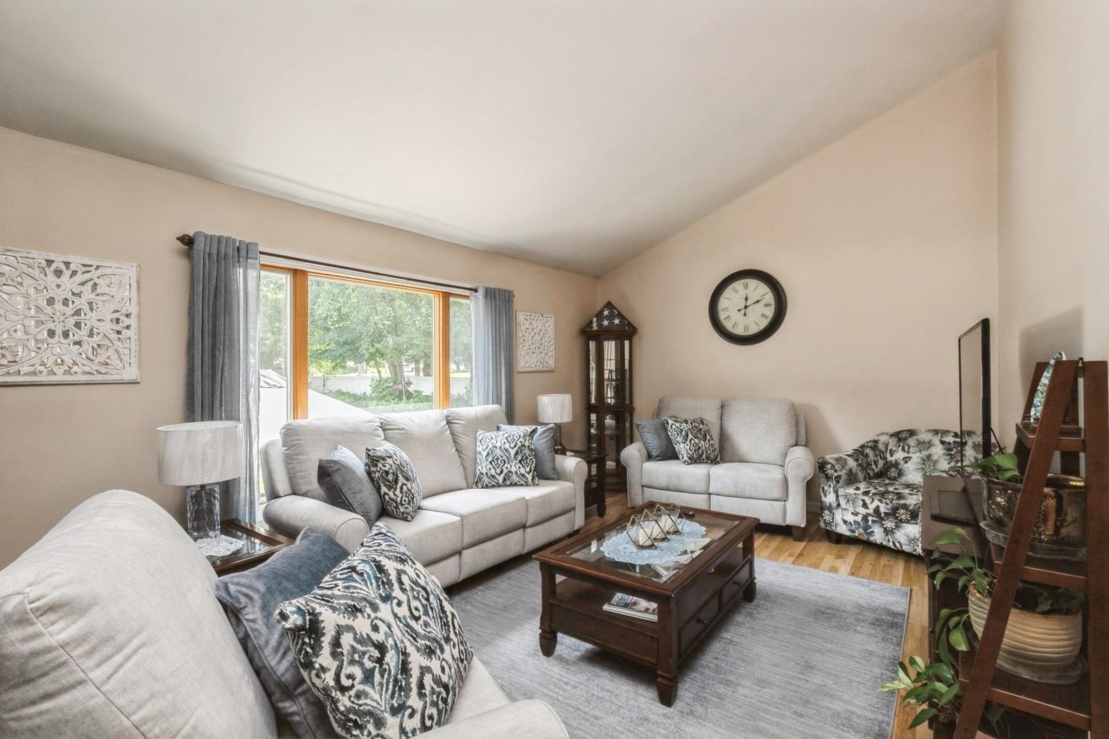 #18 photo, 30 Dale Lane, Hauppauge , NY 11788