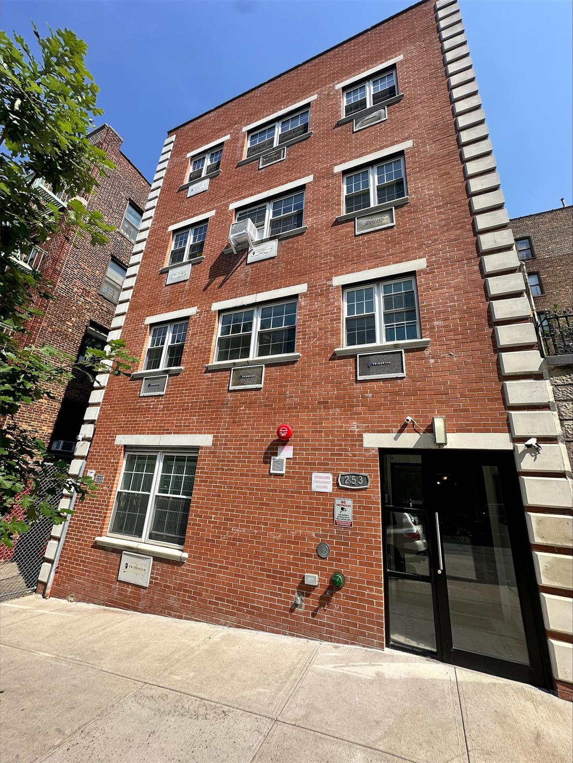 #1 photo, 253 E 206th Street, Bronx , NY 10467