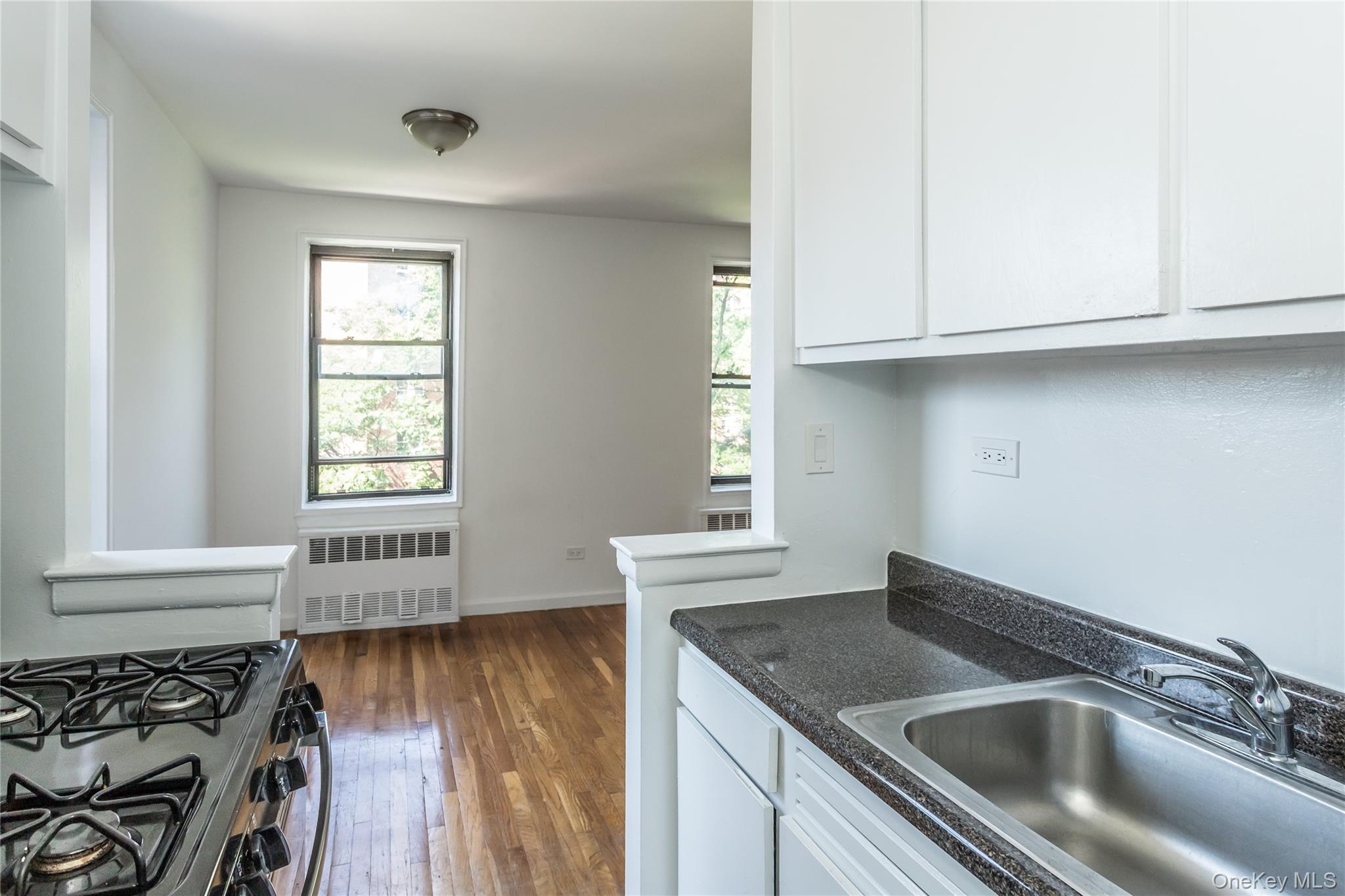 #11 photo, 102-30 Queens Boulevard, クイーンズ区 Forest Hills , NY 11375