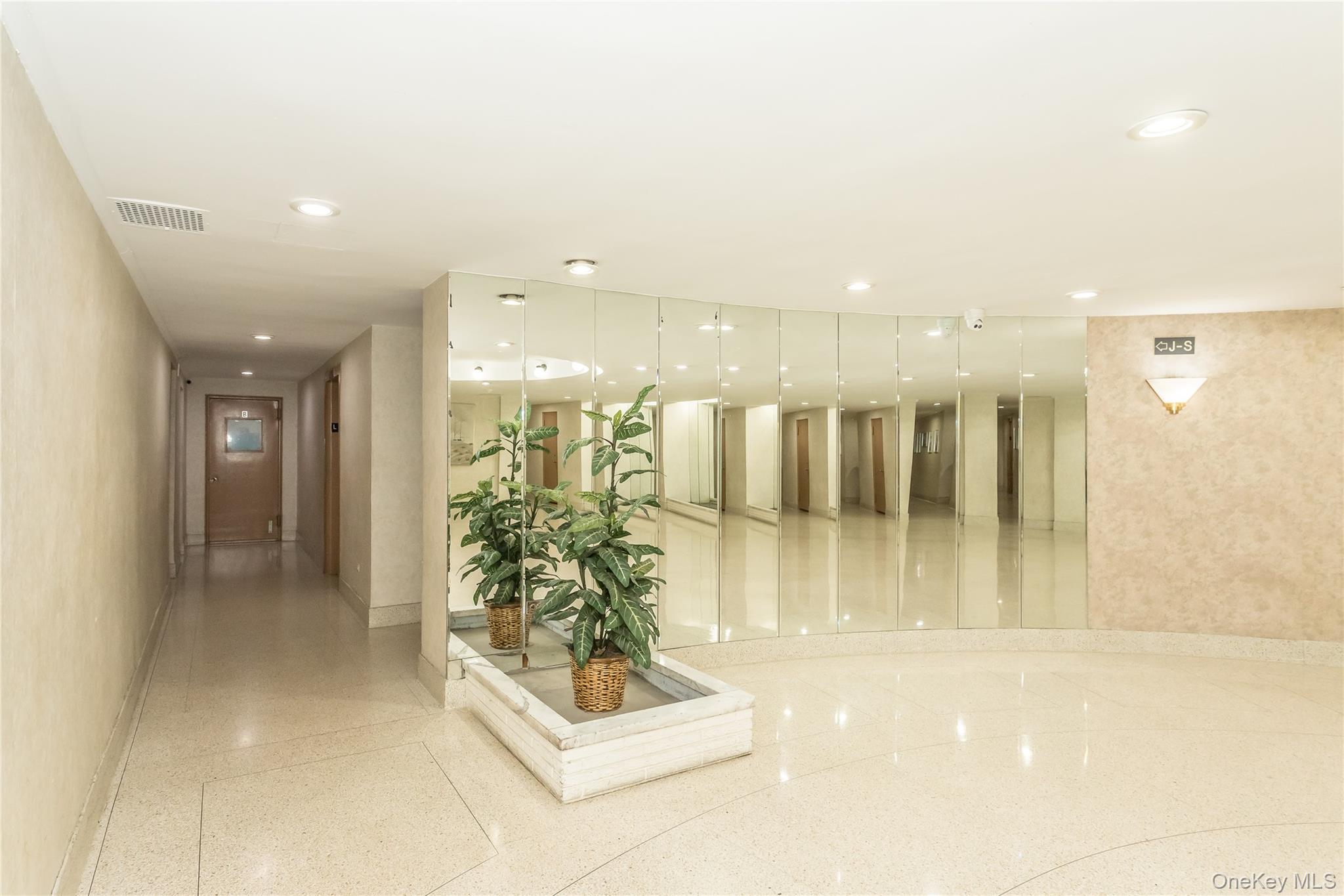 #14 photo, 102-30 Queens Boulevard, クイーンズ区 Forest Hills , NY 11375