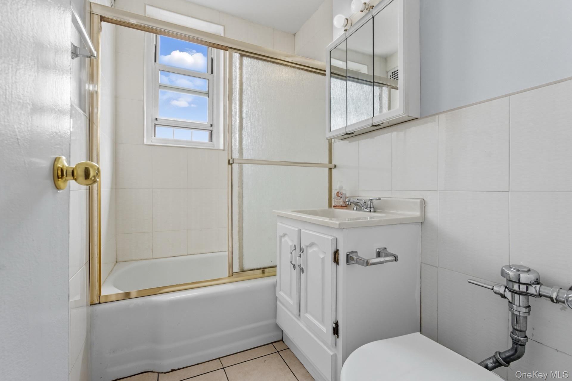 #12 photo, 66-01 Burns, クイーンズ区 Rego Park , NY 11374