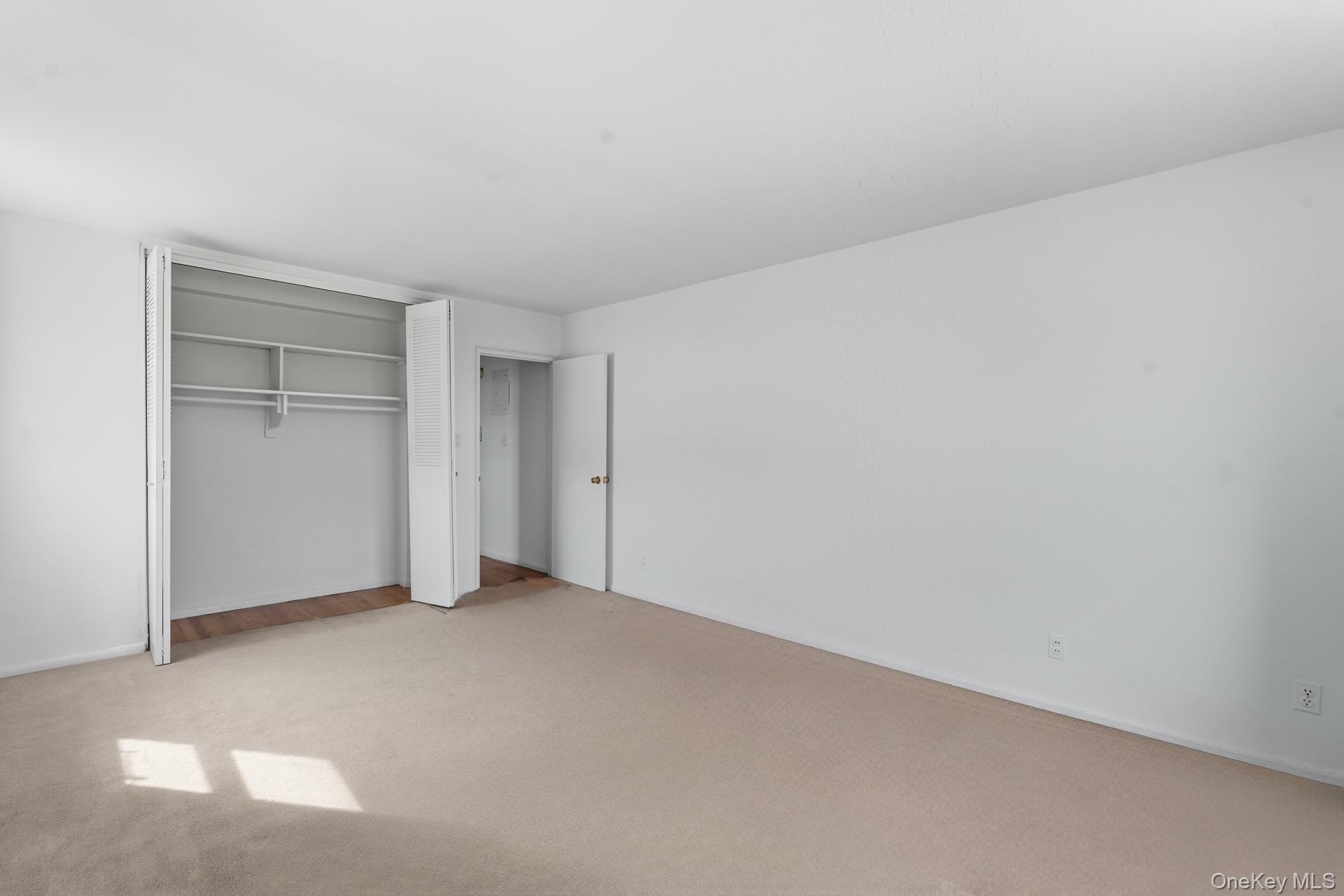 #13 photo, 66-01 Burns, クイーンズ区 Rego Park , NY 11374