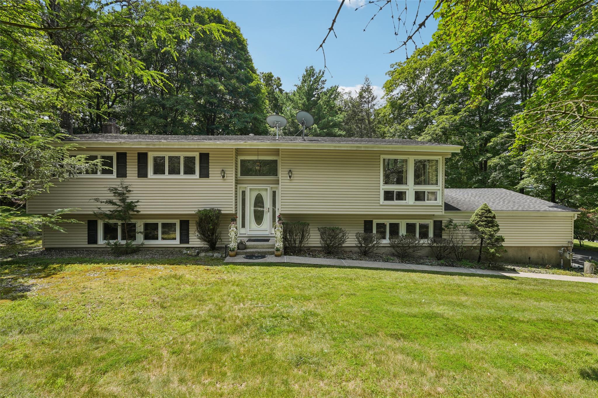 #1 photo, 11 Lancaster Lane, Chestnut Ridge , NY 10952