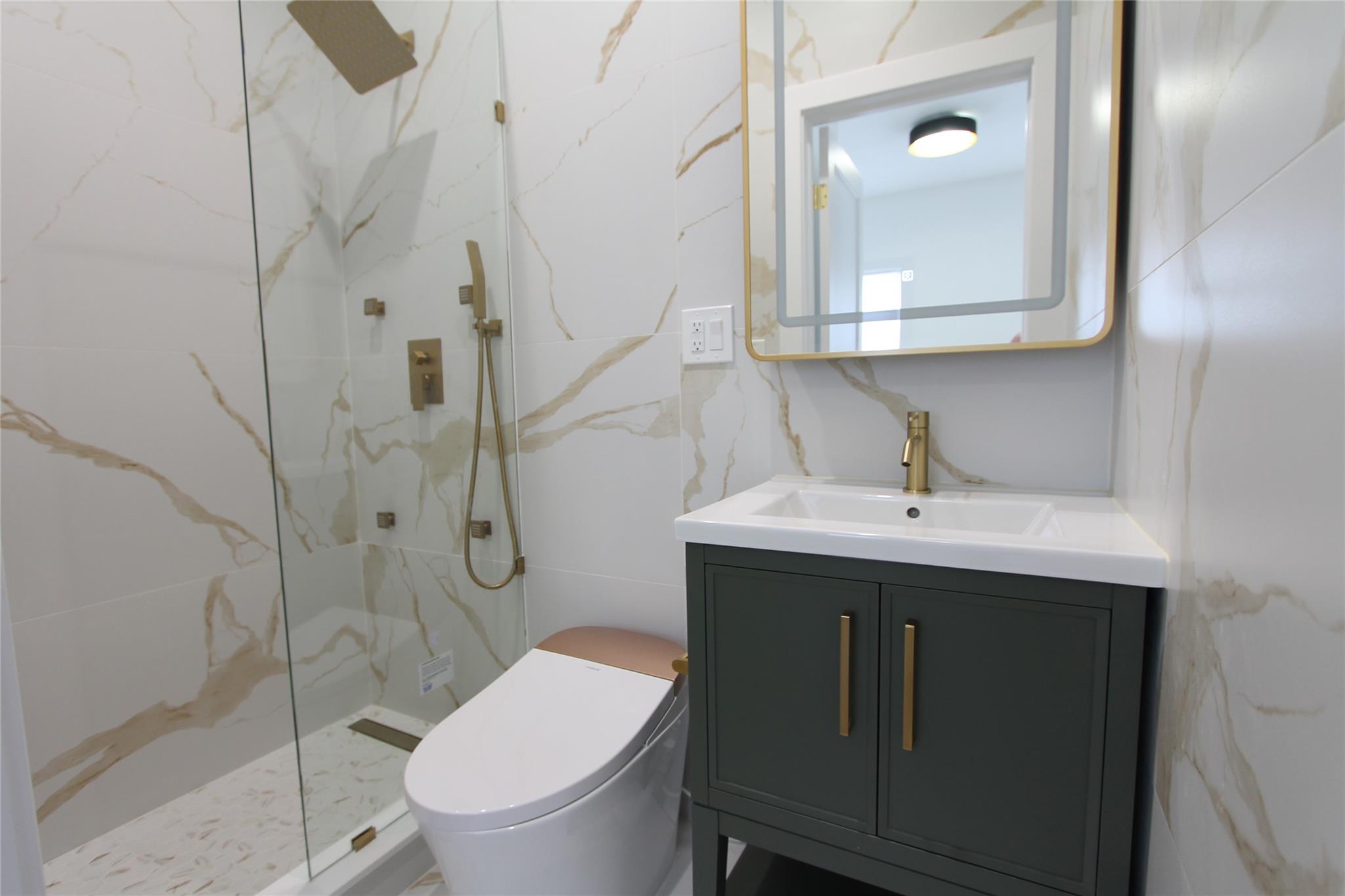 #12 photo, 79-31 69th Avenue, 皇后區 中村 Middle Village , NY 11379