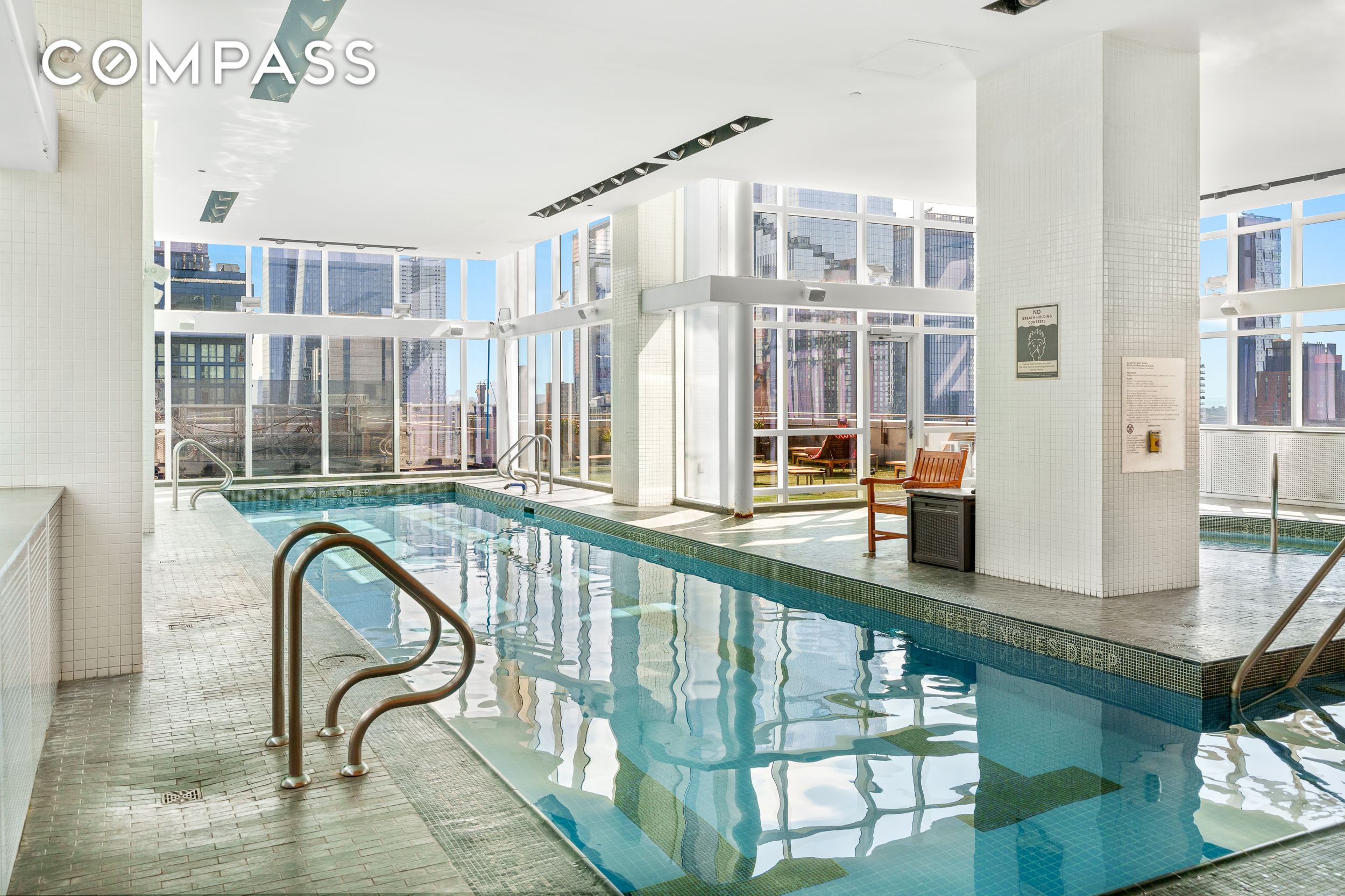 #11 photo, 350 W 42nd Street, マンハッタン Hell's Kitchen , NY 10036