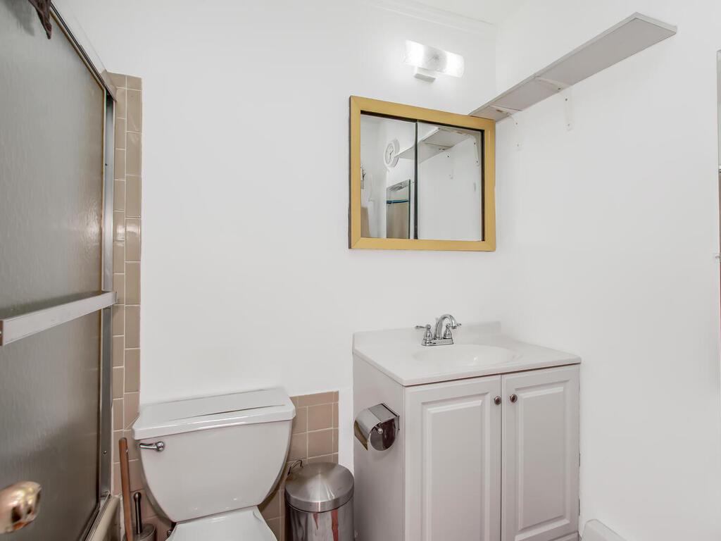 #10 photo, 240-21 68th Avenue, クイーンズ区 Douglaston , NY 11362