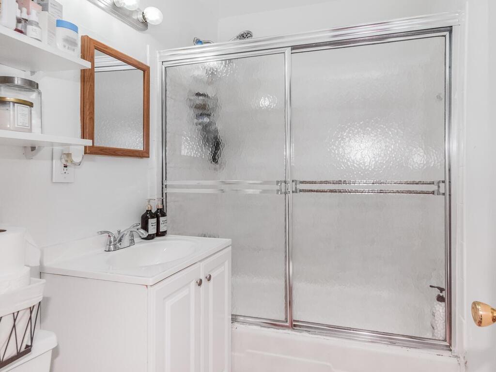 #19 photo, 240-21 68th Avenue, クイーンズ区 Douglaston , NY 11362