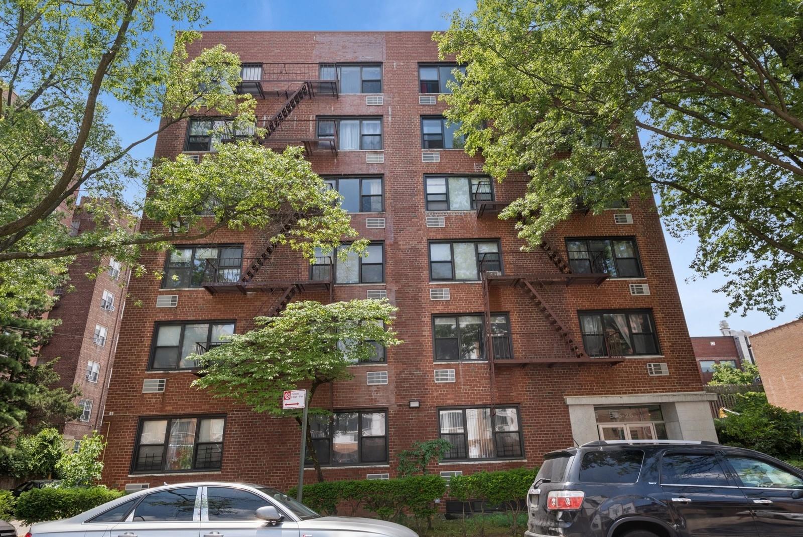 #12 photo, 76-26 113th Street, クイーンズ区 Forest Hills , NY 11375