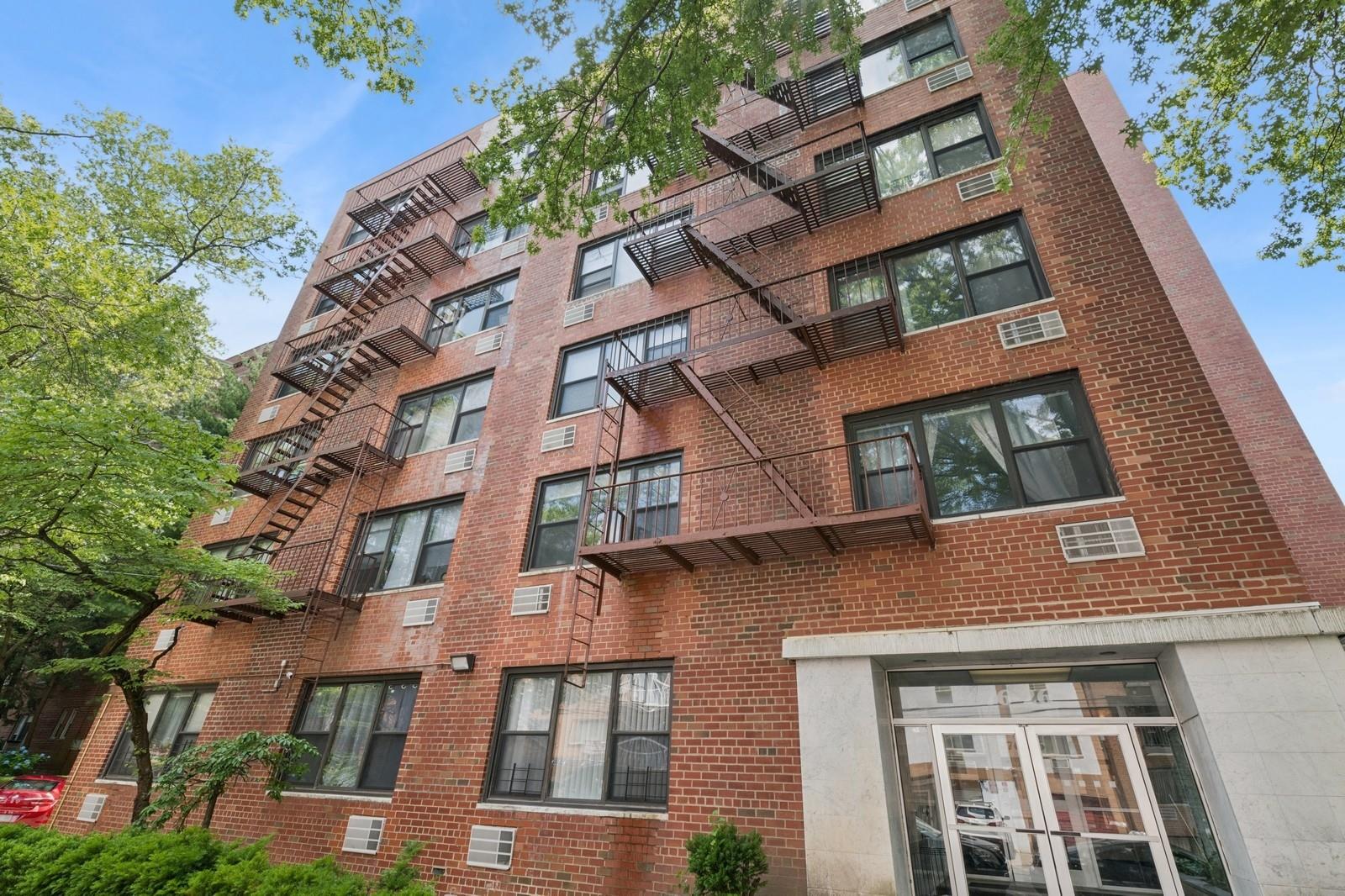 #13 photo, 76-26 113th Street, クイーンズ区 Forest Hills , NY 11375