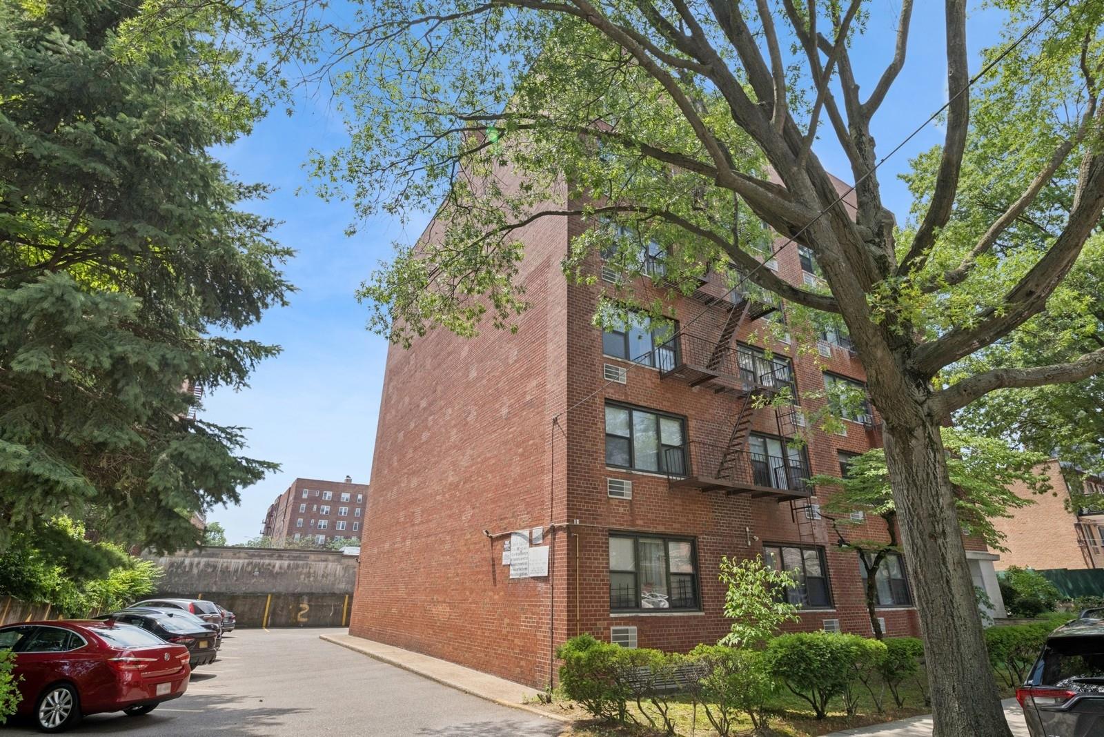 #14 photo, 76-26 113th Street, クイーンズ区 Forest Hills , NY 11375