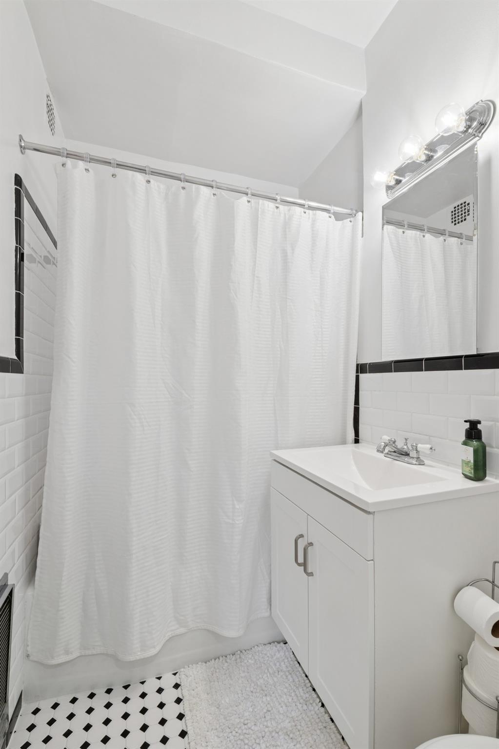 #8 photo, 76-26 113th Street, クイーンズ区 Forest Hills , NY 11375