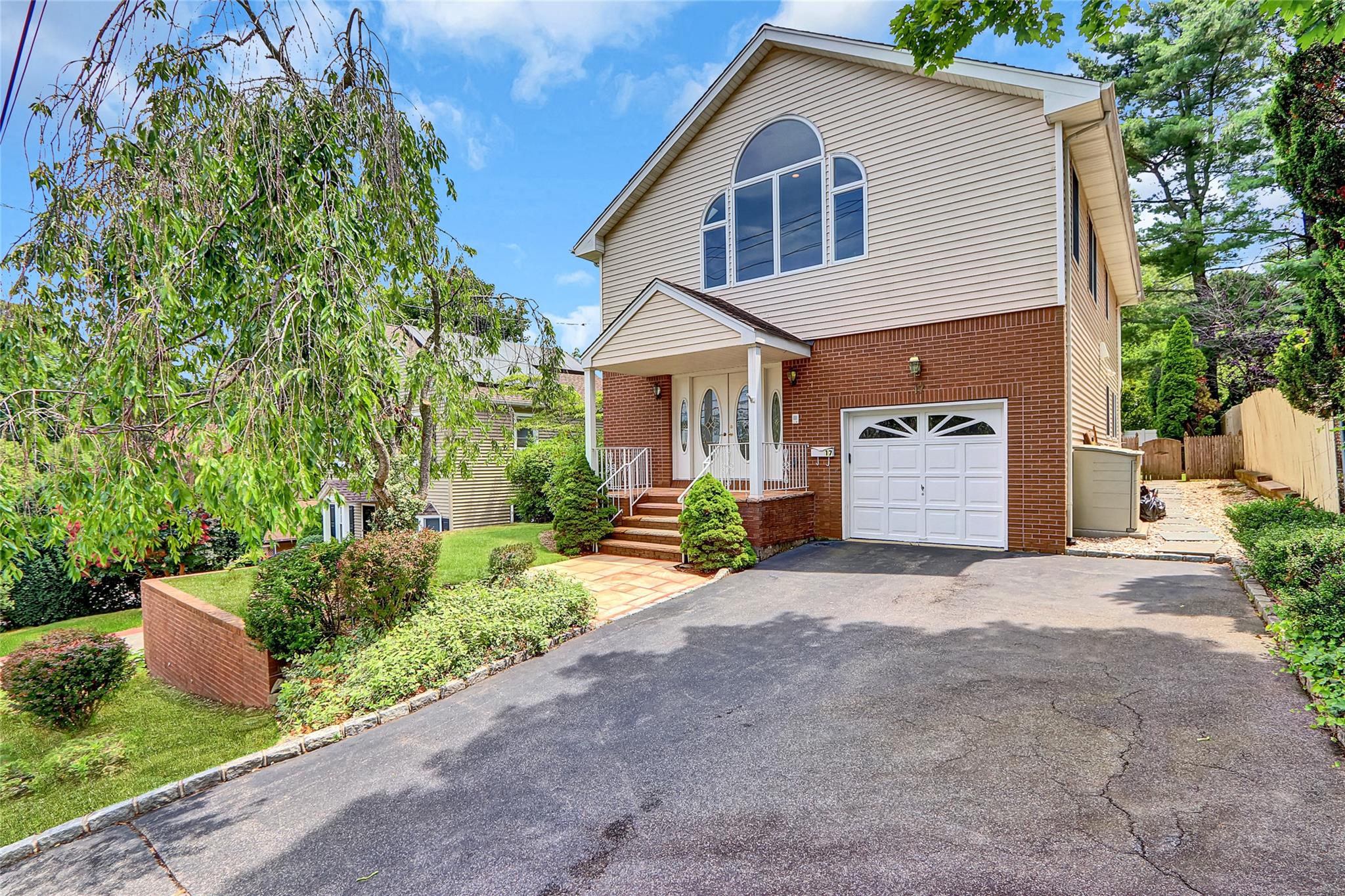 #1 photo, 17 Singworth Street, Oyster Bay , NY 11771