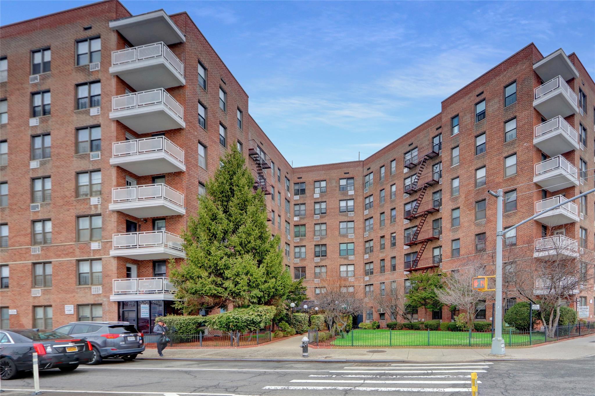 #13 photo, 100-25 Queens Boulevard, 皇后區 森林小丘 Forest Hills , NY 11375