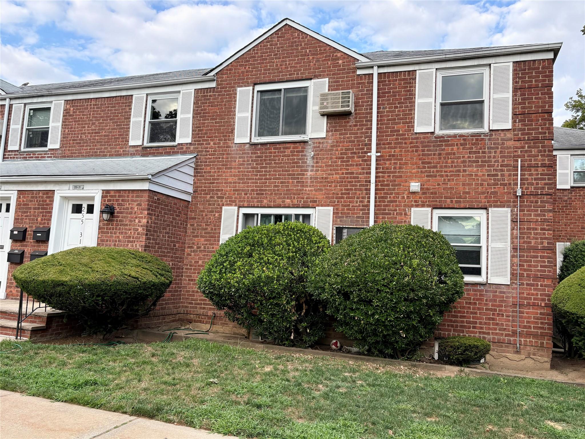 #1 photo, 255-31 75 Avenue, Glen Oaks , NY 11004
