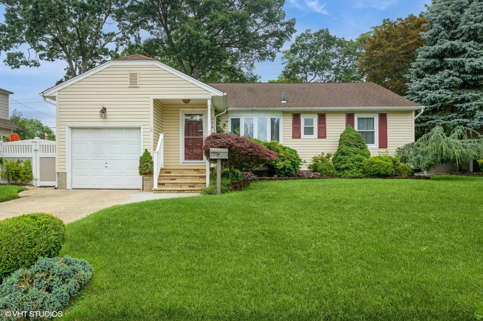 #1 photo, 776 Blackstone Avenue, East Meadow , NY 11554