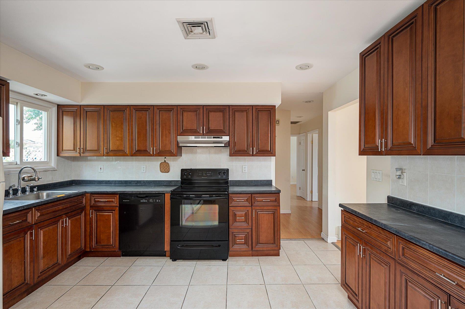 #11 photo, 21 Silver Street, 東長島 West Babylon , NY 11704