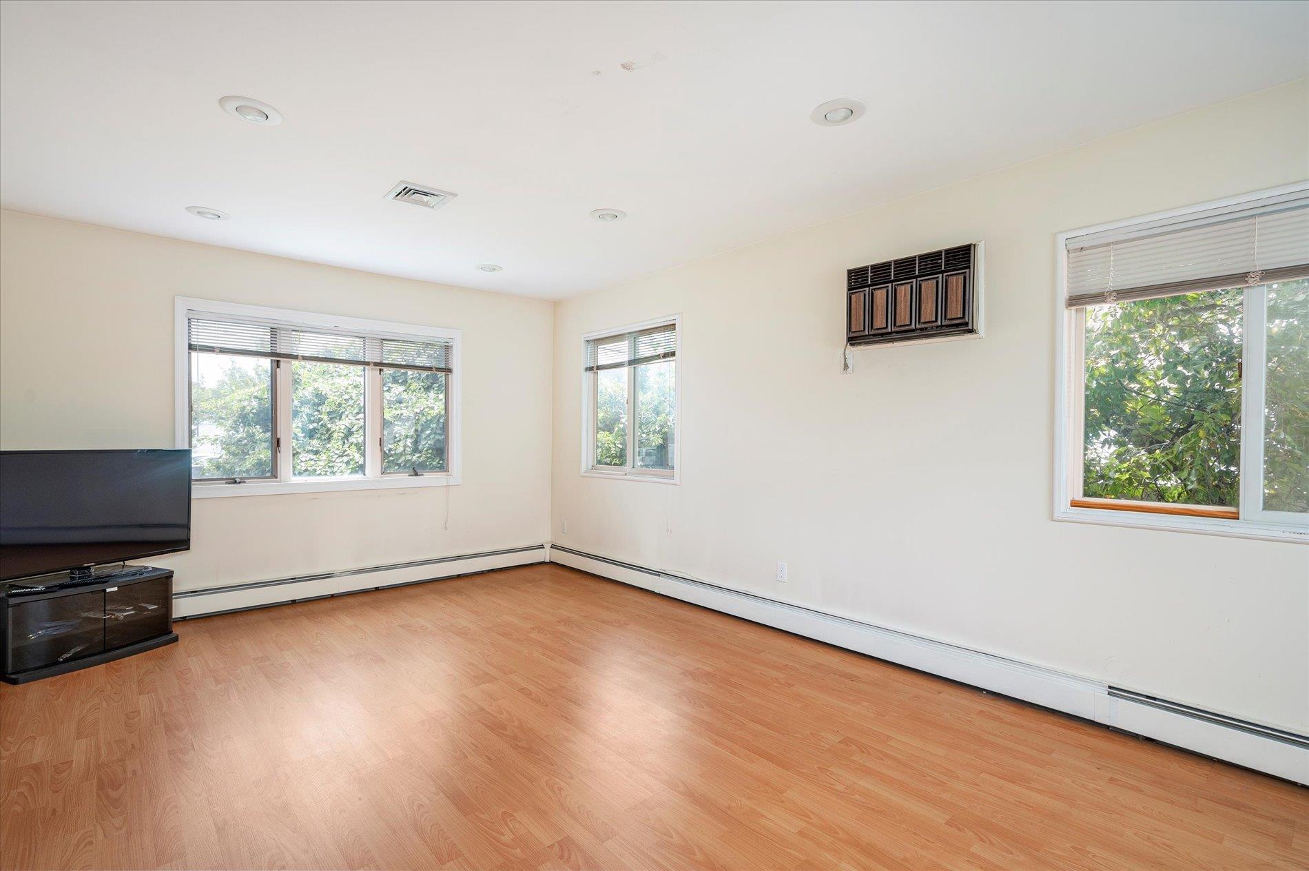 #12 photo, 21 Silver Street, 東長島 West Babylon , NY 11704