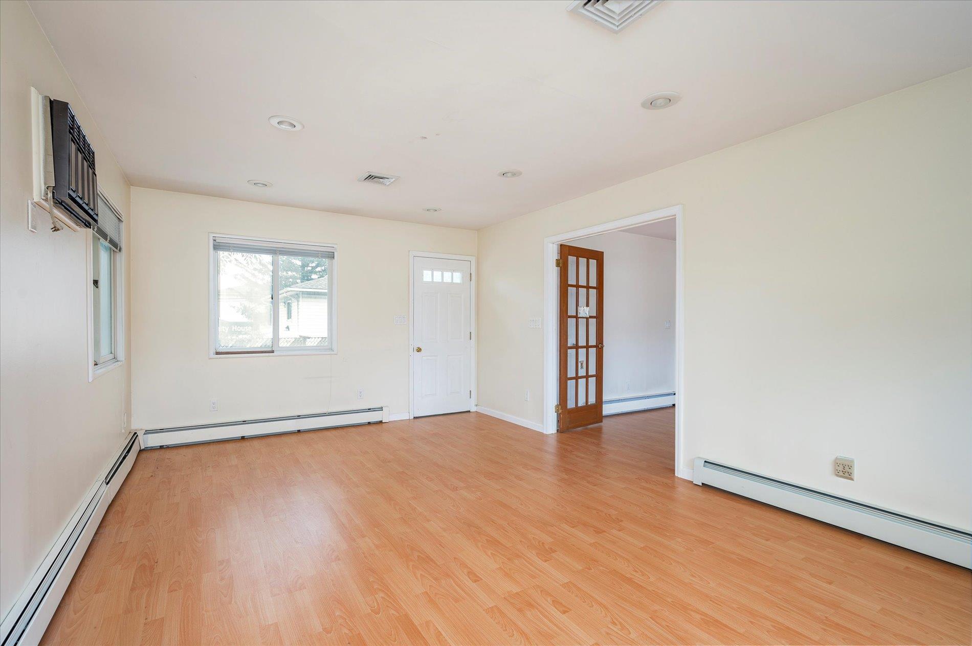 #13 photo, 21 Silver Street, 東長島 West Babylon , NY 11704