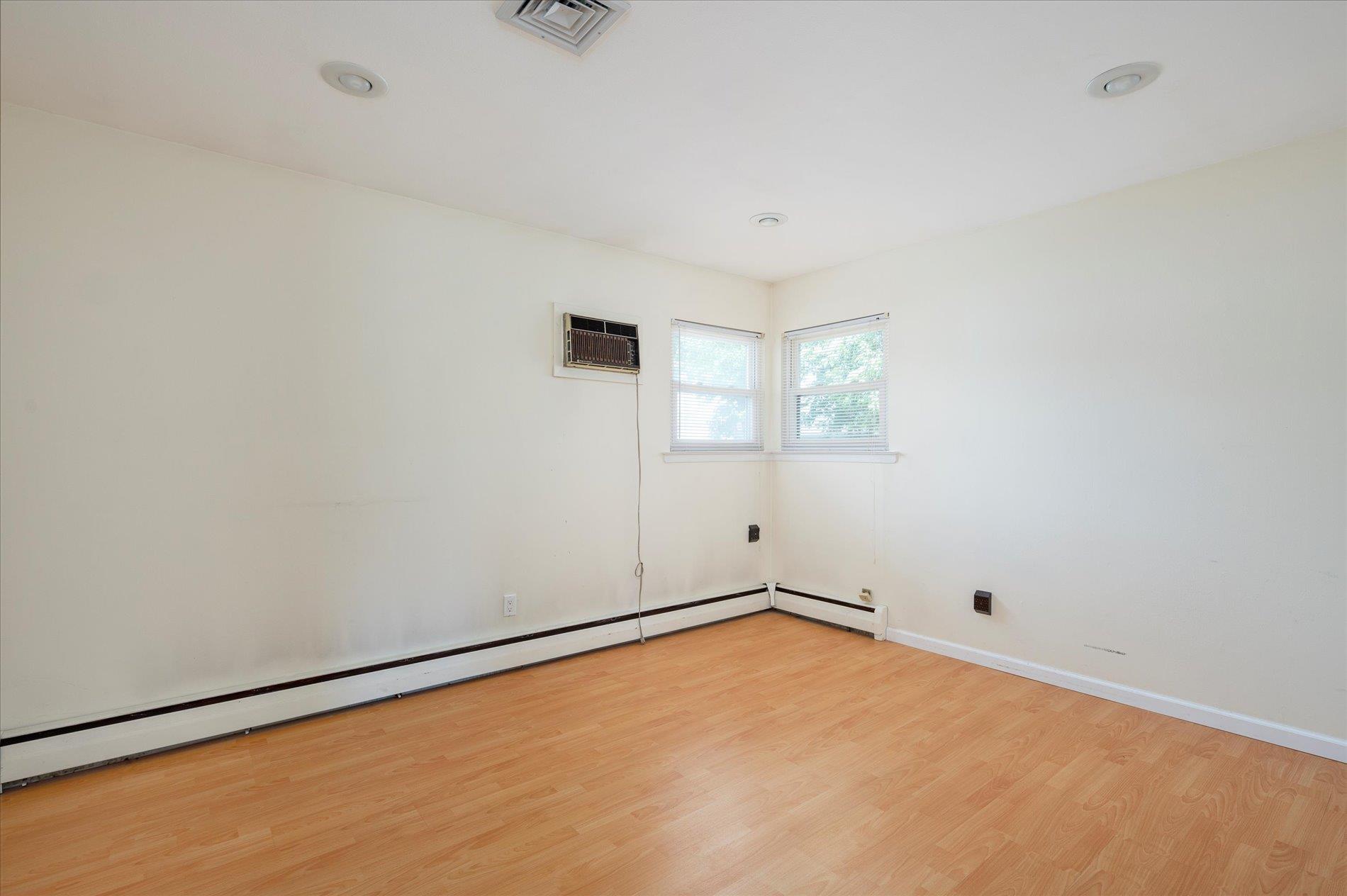 #17 photo, 21 Silver Street, 東長島 West Babylon , NY 11704