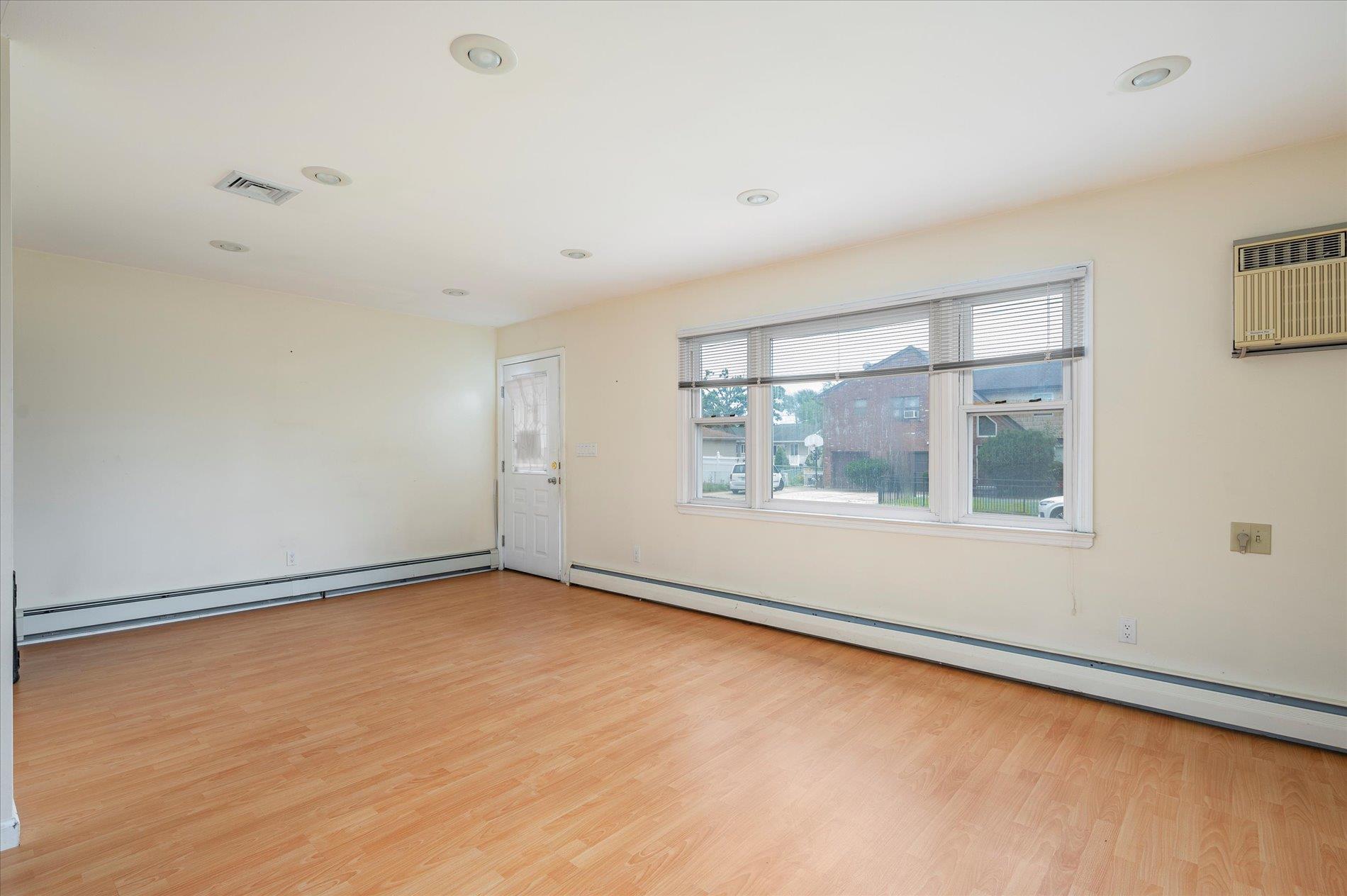 #8 photo, 21 Silver Street, 東長島 West Babylon , NY 11704