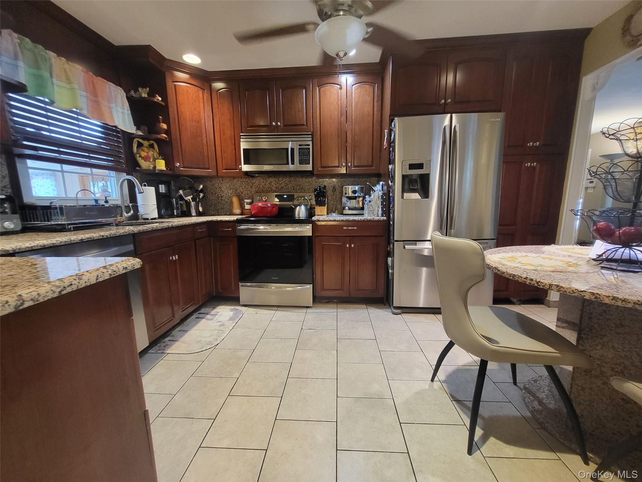 #3 photo, 413 51st Street, 東長島 Lindenhurst , NY 11757