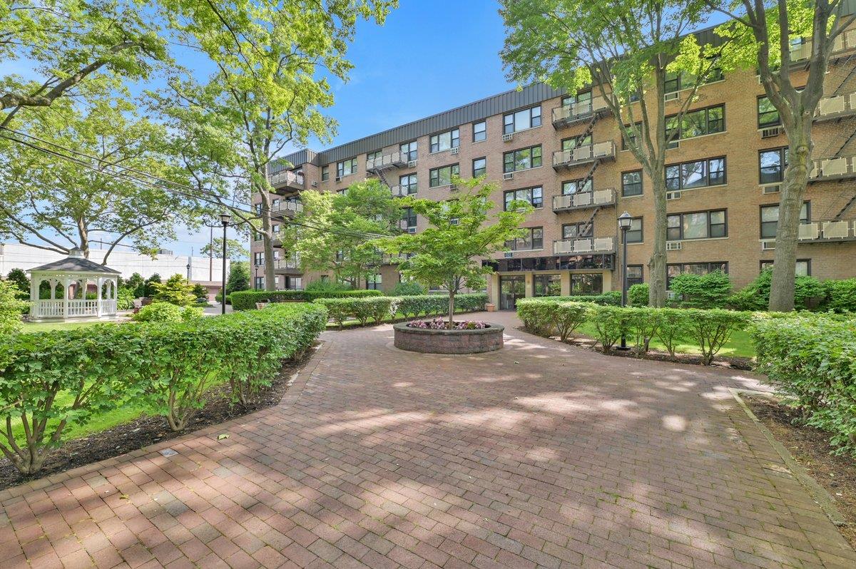 #1 photo, 6 Birchwood Court, Mineola , NY 11501
