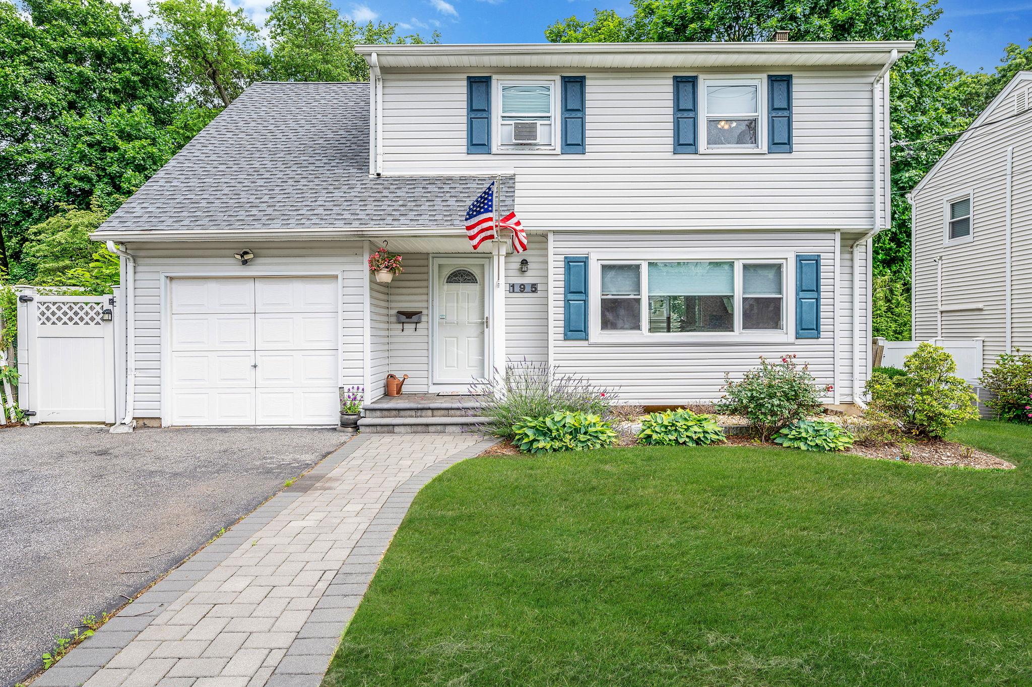 #1 photo, 195 E 23rd Street, Huntington Station , NY 11746