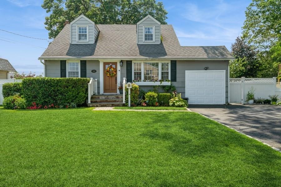 #1 photo, 369 S 16th Street, Lindenhurst , NY 11757