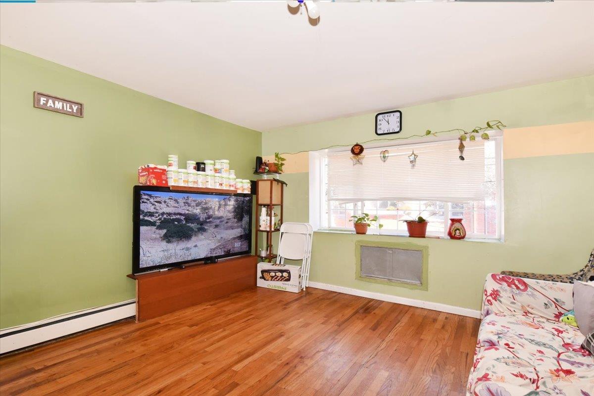 #10 photo, 35-44 104 Street, クイーンズ区 Corona , NY 11368